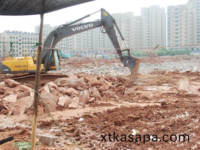 萊(lai)蕪茂業(ye)中心項(xiang)目土(tu)石(shi)方(fang)開(kai)挖(wa)及外運工(gong)程(cheng)