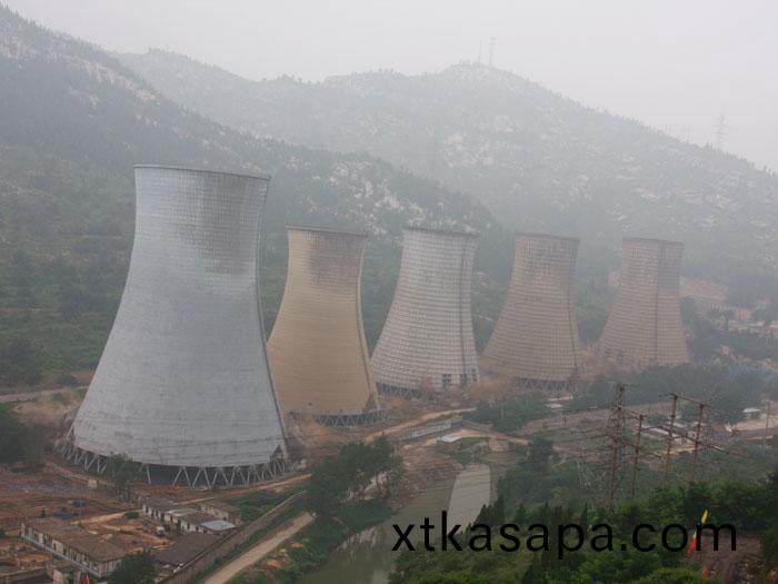 萊蕪(wu)髮(fa)電廠水(shui)墖(ta)爆(bao)破拆除(chu)工(gong)程