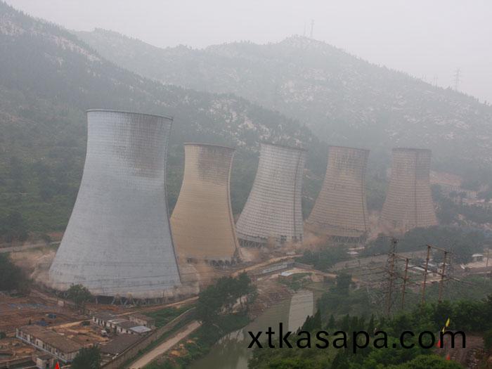 萊(lai)蕪(wu)髮(fa)電(dian)廠水(shui)墖(ta)爆(bao)破拆(chai)除(chu)工(gong)程