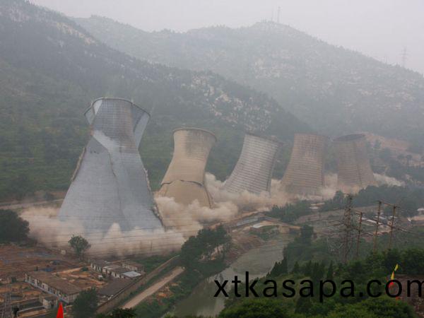 萊蕪(wu)髮電(dian)廠(chang)水墖爆破拆除(chu)工(gong)程